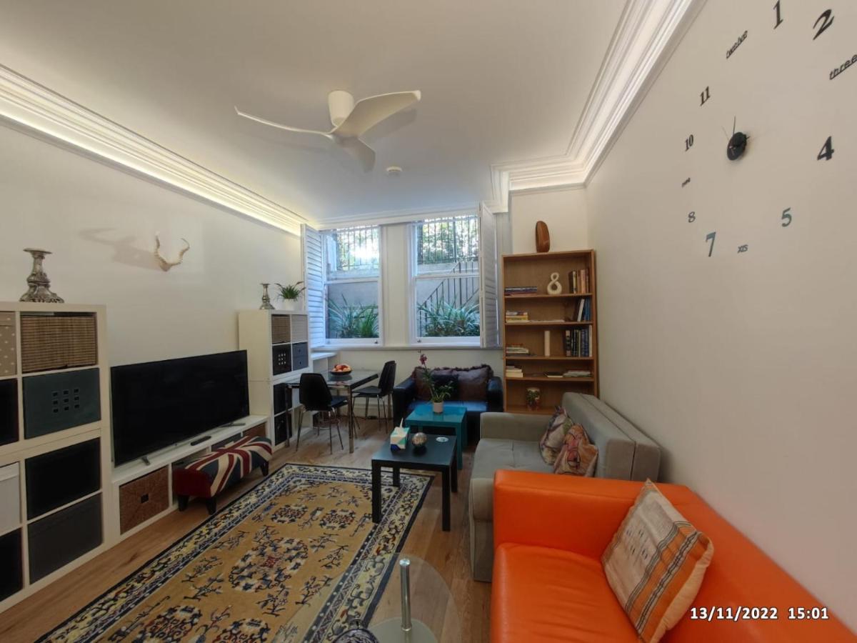 Appartamento Cosy With 2 Bedrooms Londra