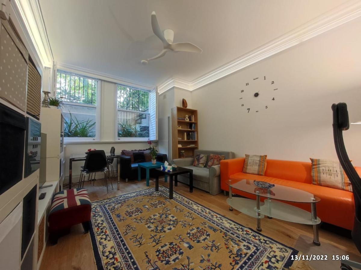 Cosy With 2 Bedrooms Londra
